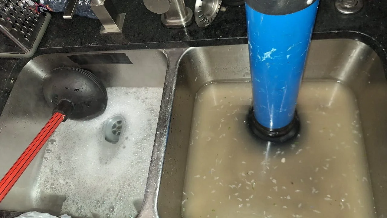 Desentupimento de pia de cozinha com bomba de pressão
