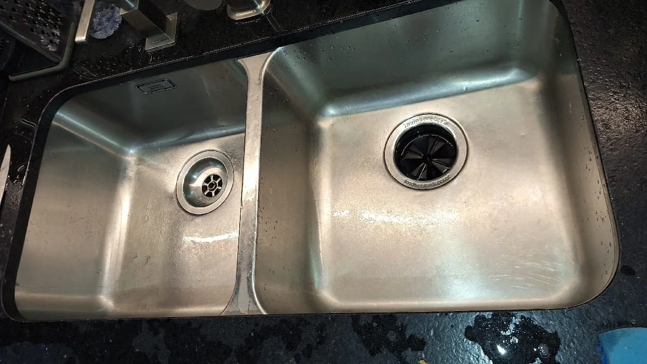 Cuba dupla de inox fixada em bancada de cozinha