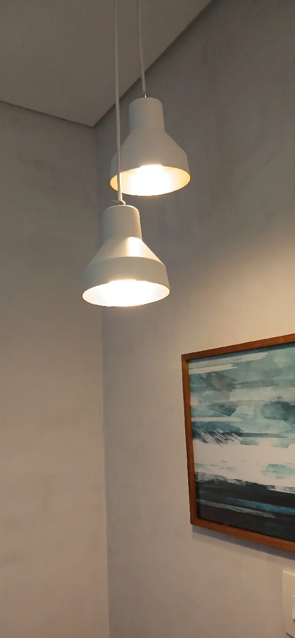 Luminárias pendentes instaladas e acesas em sala de estar