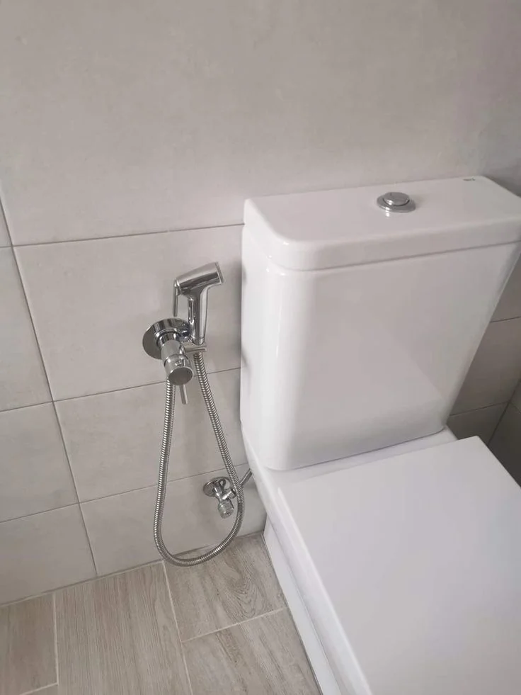 Ducha higiênica instalada ao lado do vaso sanitário