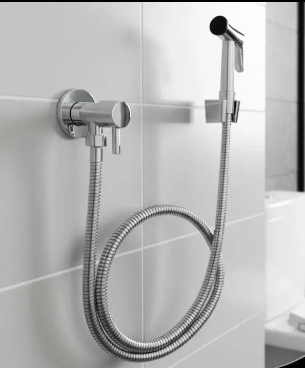 Ducha higiênica com registro instalado em parede de banheiro