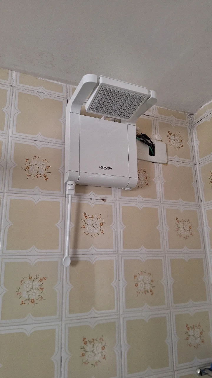 Aquecedor elétrico de parede instalado em banheiro